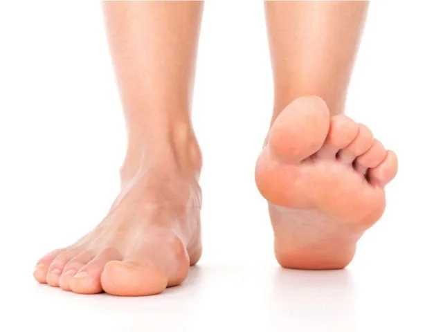 헬스장에서 맨발 또는 미니멀 슈즈로 훈련하는 상황을 보여주는 이미지